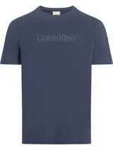 Remera de manga corta y cuello redondo, confeccionada en algodón regenerativo. Presenta el logo de la marca en relieve en la parte frontal.