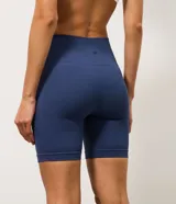 Bermuda deportiva azul de tejido acanalado seamless con cintura elástica alta y calce ajustado.
