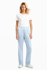 Pantalón largo celeste con rayas verticales blancas, de corte recto y cintura elástica.