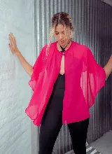 Capa corta color fucsia de gasa, estilo torerita, con mangas amplias y abertura frontal.