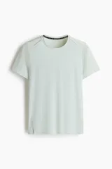 Remera deportiva de manga corta y cuello redondo, color menta, confeccionada en tejido funcional DryMove™ con detalles reflectantes.
