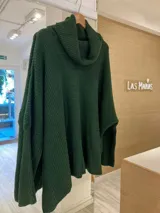 Sweater tejido color verde oscuro, con cuello alto volcado y mangas largas.