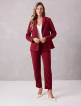 Blazer sastrero entallado color beige, con cuello de solapa, cierre frontal con un botón a tono y hombreras estructuradas. Presenta bolsillos laterales con solapa y forro interno.