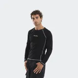 Remera de manga larga al cuerpo, color negro, con costuras expuestas en color blanco y logo bordado en el frente.