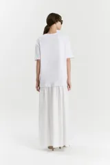 Vestido blanco de corte midi, compuesto por una remera de algodón de manga corta y una falda de poplín con frunces.