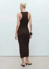 Vestido midi de punto color marrón, con diseño entallado, cuello halter y tirantes anchos sin mangas.