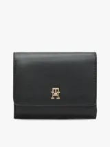 Billetera trifold de Tommy Hilfiger en color negro, confeccionada en poliuretano con acabado texturizado. Presenta un diseño plegable con solapa frontal y el logo metálico TH en tono dorado en el centro.