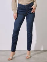 Jean skinny de tiro medio, confeccionado en denim elastizado. Presenta un corte ajustado desde la cadera hasta el tobillo, con diseño clásico de cinco bolsillos funcionales y costuras reforzadas a tono.