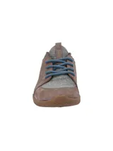 Championes urbanos Hush Puppies modelo Space, con diseño combinado en cuero marrón y paneles de tejido gris. Presentan cordones azules, suela de goma antideslizante y entresuela de EVA para mayor amortiguación.