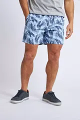 Short de baño con estampado tropical de piñas y hojas en tonos azules sobre fondo rosado. Cuenta con cintura elástica con cordón ajustable, bolsillos laterales, un bolsillo trasero y suspensor interno.