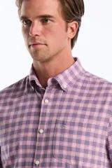 Camisa de manga larga con diseño a cuadros en tonos rosado, violeta y blanco, con cuello camisero, cierre frontal de botones y un bolsillo aplicado en el pecho.
