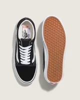 Championes Vans modelo Skate Old Skool, de diseño low-top en color negro con detalles en blanco. Confeccionados en gamuza y lona, cuentan con la icónica franja lateral Sidestripe, suela vulcanizada con patrón Waffle para mayor agarre y plantillas PopCush para amortiguación.