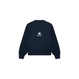 Sweater de punto color azul marino, con cuello redondo acanalado, mangas largas y el logo bordado de la marca en blanco en el centro del pecho.