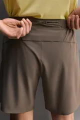 Short deportivo Zara Athleticz modelo Boulder 9", color beige, confeccionado en tejido técnico ligero y elástico. Cuenta con cintura elástica ajustable con cordón interior, bolsillos frontales y aberturas laterales en el bajo.
