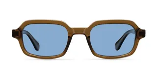 Lentes de sol con armazón marrón traslúcido de diseño cuadrado con bordes redondeados y lentes celestes.