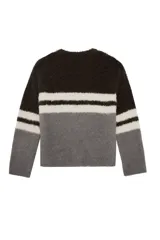 Sweater de cuello redondo con diseño de bloques de color en tonos marrón, gris y blanco, con textura de tejido de punto esponjoso y mangas largas.