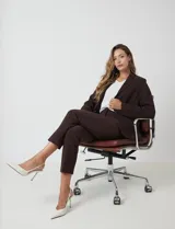 Blazer sastrero entallado color beige, con cuello de solapa, cierre frontal con un botón a tono y hombreras estructuradas. Presenta bolsillos laterales con solapa y forro interno.