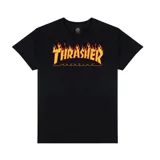 Remera de manga corta color negro con estampado frontal del logo clásico de Thrasher Magazine en llamas de color naranja y amarillo.