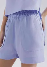 Short de tiro medio confeccionado en viscosa, con cintura elástica y bolsillos laterales amplios de diseño redondeado.