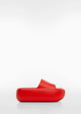 Sandalia tipo slide con plataforma alta, diseño minimalista y acabado liso en color rojo.