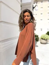Sweater de punto color moka, con diseño oversize, cuello redondo, costura central vertical y puños acanalados.