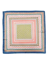 Pañuelo cuadrado de satén con estampado geométrico y floral en tonos rojizos, azul y beige. Presenta un diseño versátil ideal para accesorios.