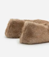 Pantufla cerrada de estilo zapatilla, confeccionada en poliéster con revestimiento de textura felpuda en color tostado.