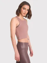 Top crop sin mangas de tejido acanalado, con cuello redondo y ajuste al cuerpo.