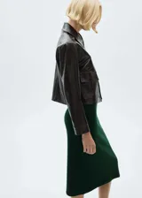 Falda midi de punto en color verde oscuro, con diseño evasé y cintura elástica para un ajuste cómodo.