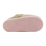 Pantufla abierta gris de poliuretano, con interior y borde de corderito sintético en tono tostado. Cuenta con una tira lateral decorativa con la palabra "SUPER" bordada y suela de goma.