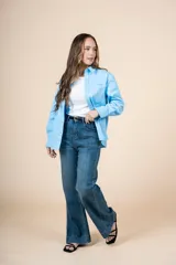 Jean de tiro alto con silueta amplia y corte recto, confeccionado en denim de algodón con un toque de spandex.