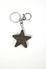 Llavero metálico con dije en forma de estrella cubierto de pequeños cristales oscuros, provisto de anilla circular y gancho mosquetón.