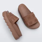 Sandalias plataforma tipo chinela Melissa, color marrón, con capellada ancha de tiras con la marca grabada y suela dentada de EVA.