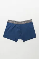 Boxer de algodón color azul oscuro con elástico gris que lleva la inscripción "Uniform" repetida.