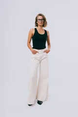 Jean Widi de corte wide leg y tiro alto, color negro, con diseño amplio y fluido.