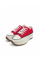 Championes deportivos con plataforma baja, color rojo con puntera blanca, cordones blancos y suela de goma marrón con relieve.