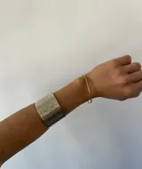 Brazalete ancho de bronce con textura martillada, hecho a mano.