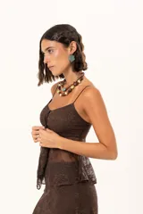 Top de encaje color chocolate con breteles finos, diseño con frunce central y terminación en punta en el ruedo.