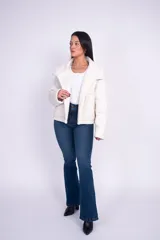 Jean tiro alto de denim azul oscuro, con diseño ajustado en la parte superior y corte acampanado desde la rodilla.