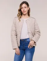 Campera matelaseada color verde militar con diseño capitoneado de rombos, escote redondo sin cuello y cierre frontal con broches a presión. Cuenta con bolsillos frontales oblicuos y ruedo curvo con aberturas laterales.