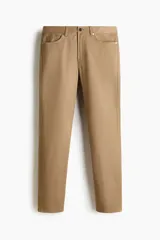 Pantalón de sarga de algodón con diseño de cinco bolsillos, cierre frontal con botón y corte ajustado.