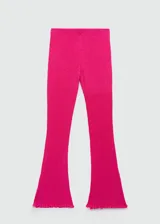 Pantalon de tiro medio con diseño acampanado y tejido de punto texturizado. Presenta aberturas laterales en el bajo y acabado con volados en los extremos.