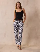 Pantalón de lino estampado en blanco y negro, marca Zac & Rachel. Tiene pretina con pasadores, cierre, botón y broches internos. Delantera con bolsillos y trasera con bolsillos simulados.