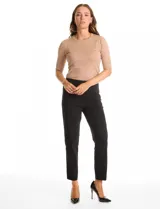 Pantalón de vestir negro de corte slim y tiro medio, confeccionado en gabardina elastizada con tecnología super stretch. Presenta cintura ancha estilo pull-on sin cierres ni botones, panel interno de malla técnica para control abdominal, bolsillos delanteros simulados y bolsillos traseros tipo ojal.