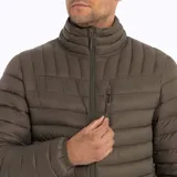Campera puffer color verde musgo, con cuello alto, cierre frontal con cremallera, bolsillos laterales con cierre y bolsillo en el pecho con cierre.