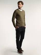Sweater de punto con cuello en V y mangas largas, de diseño clásico y ajuste cómodo.