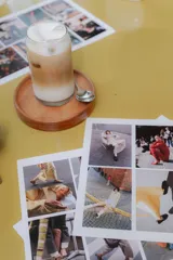 Botas de caña media confeccionadas en gamuza color beige, con plataforma forrada y taco cuadrado de madera oscura. Presentan cierre lateral interno y diseño minimalista.