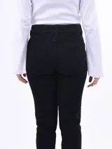 Pantalón jean skinny negro, tiro alto, con bolsillos delanteros y traseros.