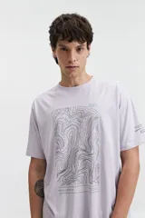 Remera de manga corta color lila, de corte regular y escote redondo, con estampa frontal de líneas topográficas y texto.