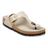 Sandalias tipo ojota Birkenstock modelo Gizeh, color beige con hebilla grande dorada y suela de corcho con base de goma negra.
